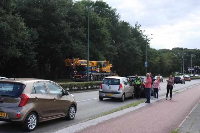 Bestuurder let niet op en botst op voorganger