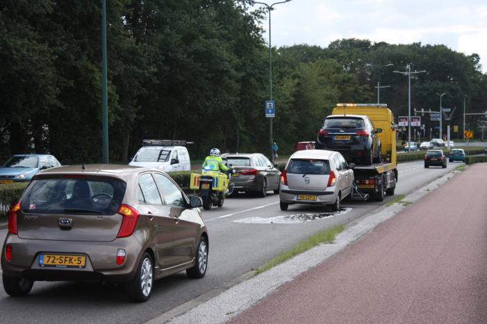 Bestuurder let niet op en botst op voorganger