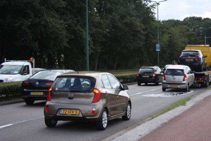 Bestuurder let niet op en botst op voorganger