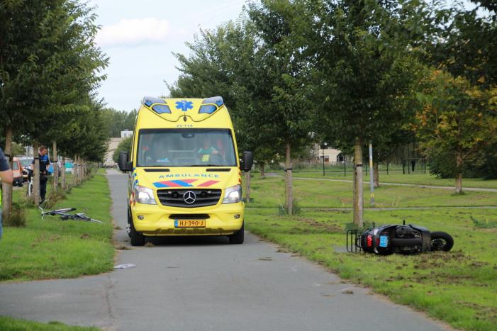 Fietser en scooterrijder gewond na aanrijding