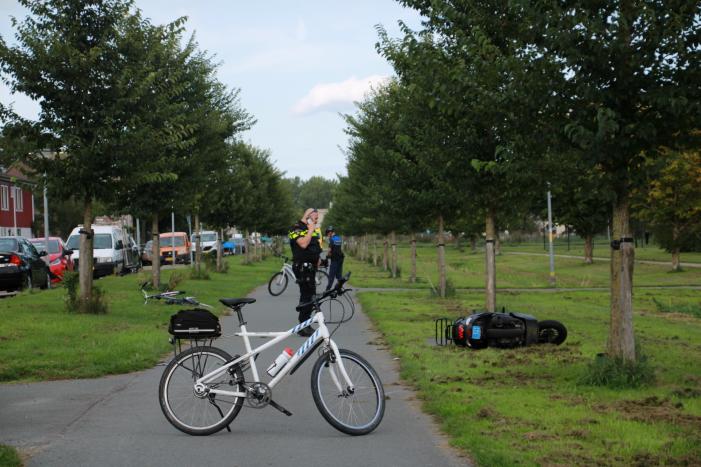 Fietser en scooterrijder gewond na aanrijding