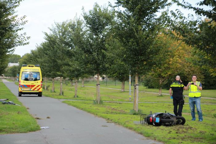 Fietser en scooterrijder gewond na aanrijding