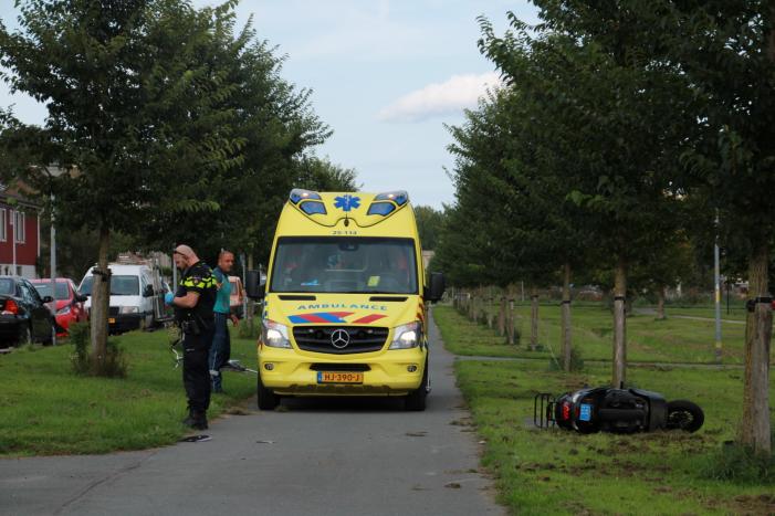 Fietser en scooterrijder gewond na aanrijding