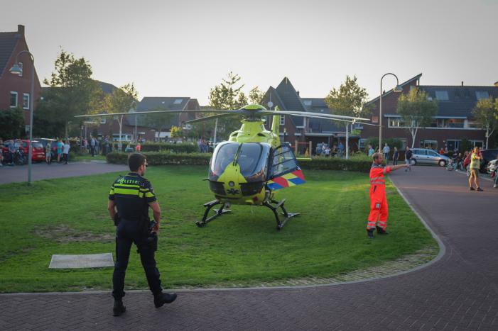 Gevallen fietser zorgt voor traumahelikopter in woonwijk