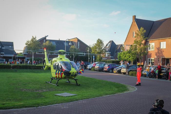 Gevallen fietser zorgt voor traumahelikopter in woonwijk
