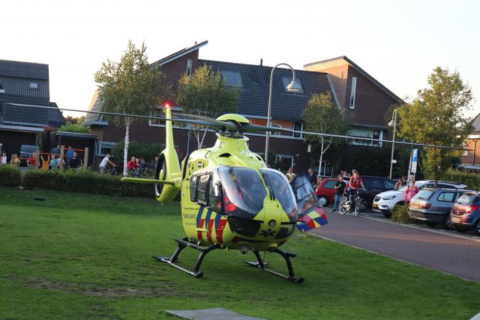 Gevallen fietser zorgt voor traumahelikopter in woonwijk