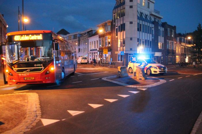 Man loopt tegen bus en raakt gewond