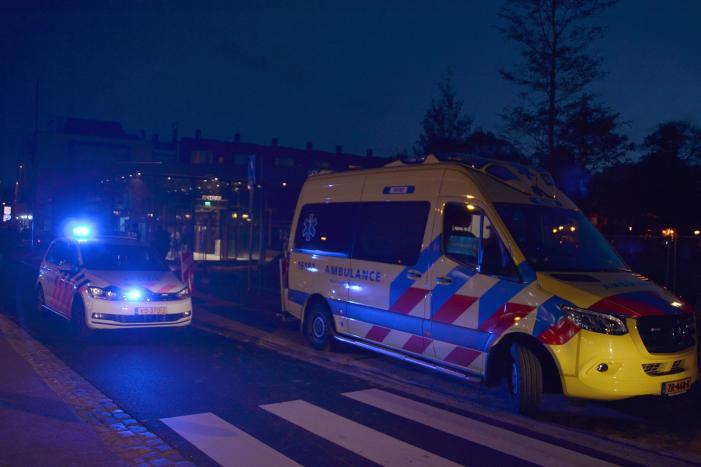 Man loopt tegen bus en raakt gewond