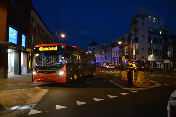 Man loopt tegen bus en raakt gewond