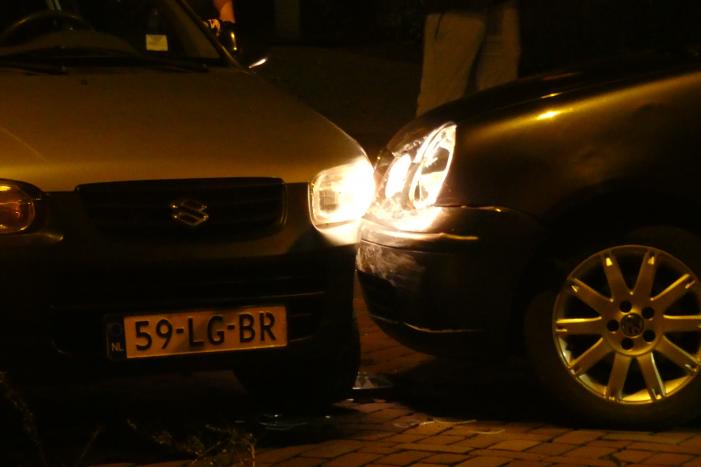 Aanhouding na aanrijding tussen twee auto's