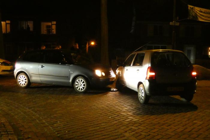 Aanhouding na aanrijding tussen twee auto's