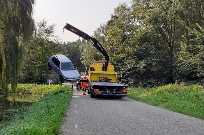 Auto raakt van de weg en belandt in de sloot