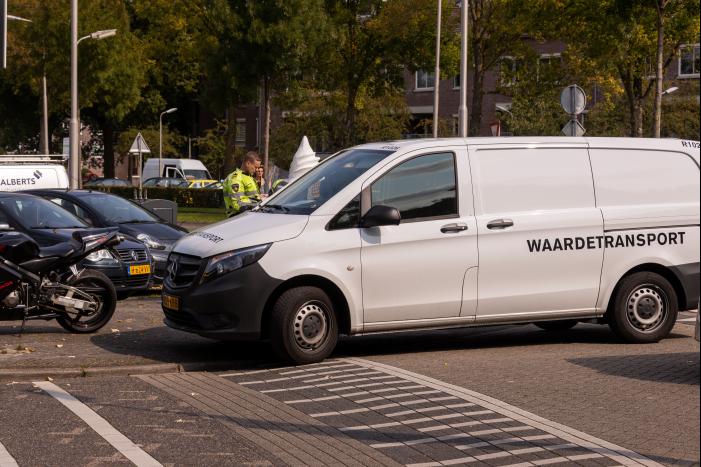 Waardetransport-bestelbus botst op scooterrijder