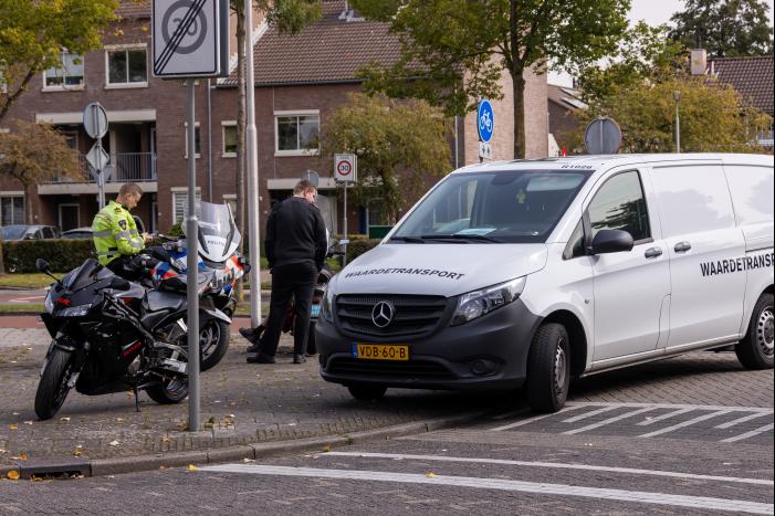 Waardetransport-bestelbus botst op scooterrijder
