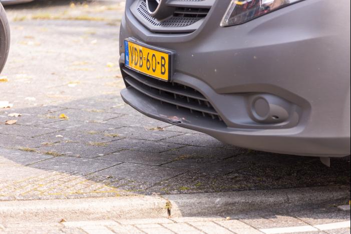 Waardetransport-bestelbus botst op scooterrijder