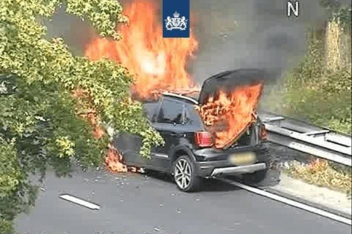 Auto gaat in vlammen op, verbindingsweg A65 dicht
