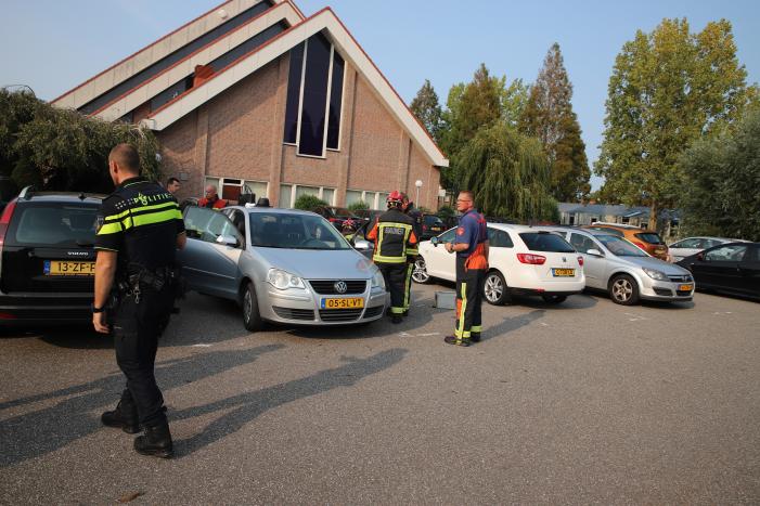 Brandweer bevrijdt kind uit vergrendelde auto