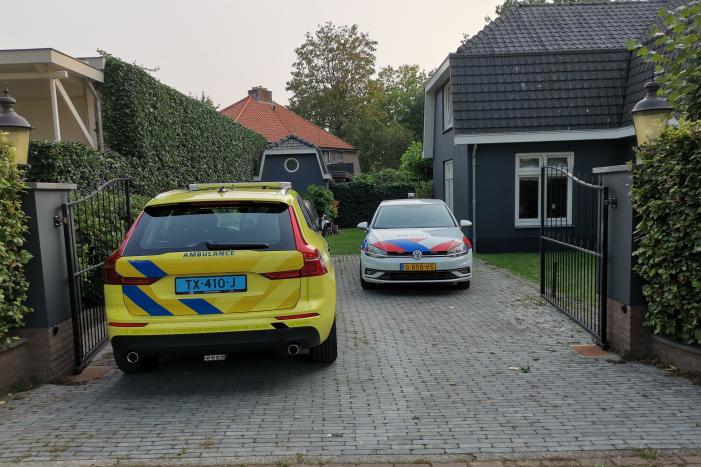 Overleden persoon aangetroffen in woning, politie doet onderzoek
