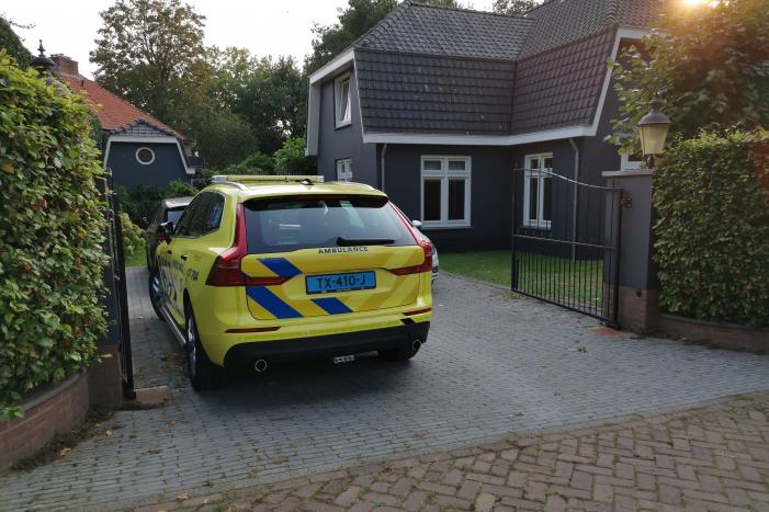 Overleden persoon aangetroffen in woning, politie doet onderzoek