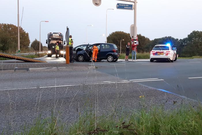 Auto's botsen op kruising