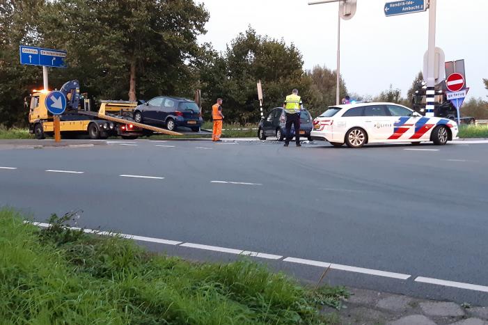 Auto's botsen op kruising