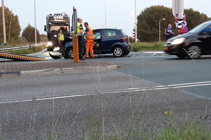Auto's botsen op kruising