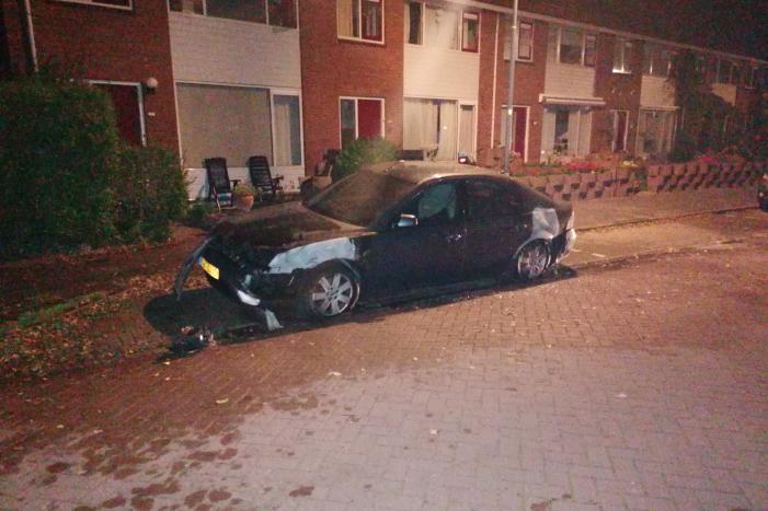 Auto verwoest na brand