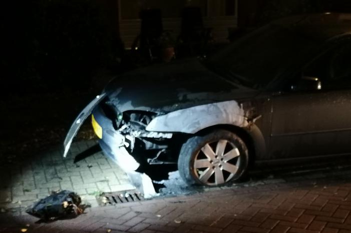 Auto verwoest na brand