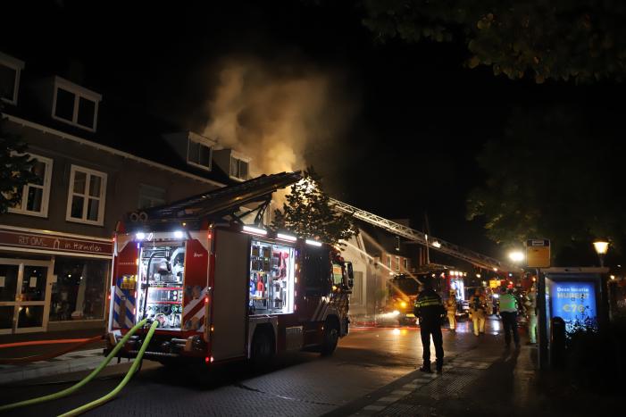 Grote uitslaande brand in cafetaria