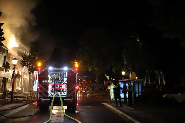 Grote uitslaande brand in cafetaria