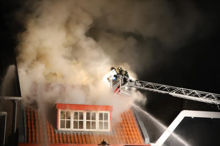 Grote uitslaande brand in cafetaria