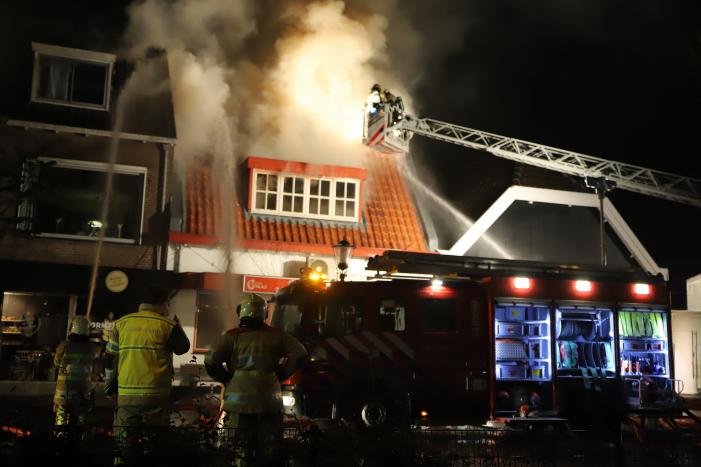 Grote uitslaande brand in cafetaria