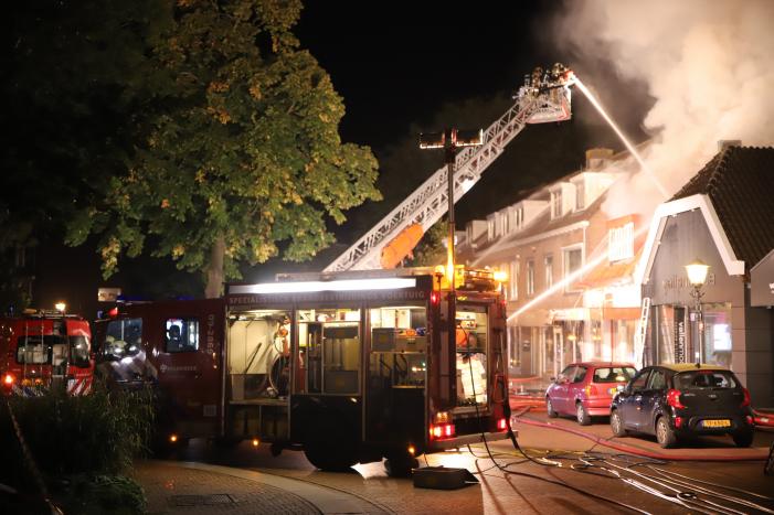 Grote uitslaande brand in cafetaria