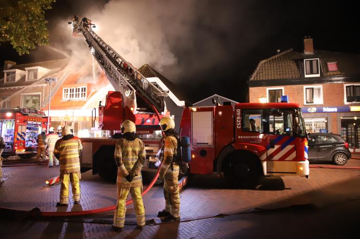 Grote uitslaande brand in cafetaria