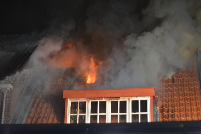 Grote uitslaande brand in cafetaria