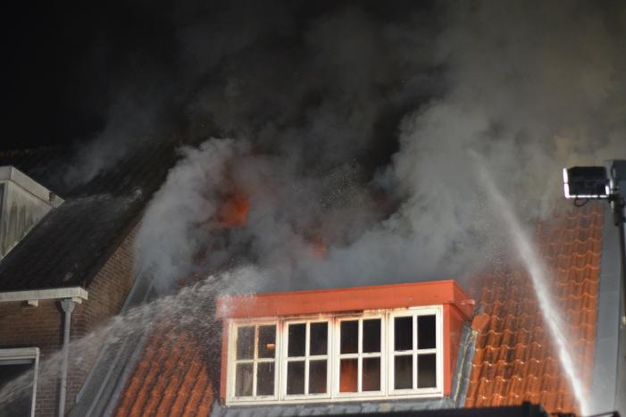 Grote uitslaande brand in cafetaria