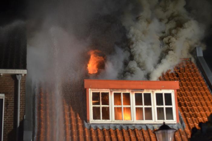 Grote uitslaande brand in cafetaria