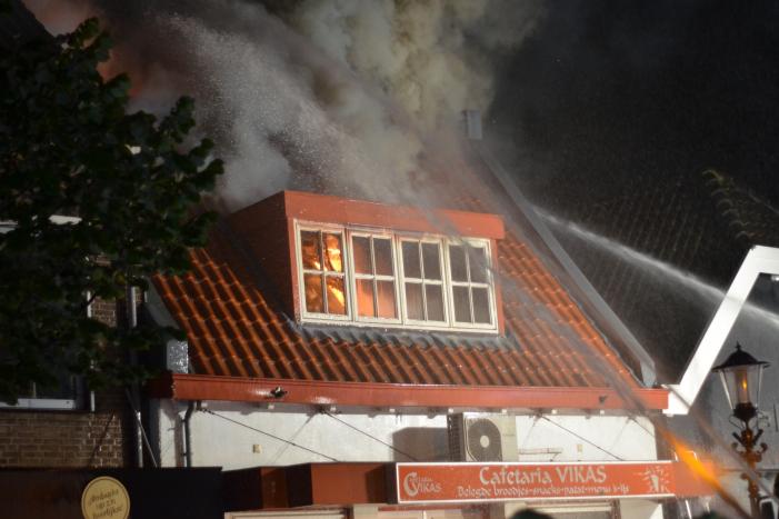Grote uitslaande brand in cafetaria