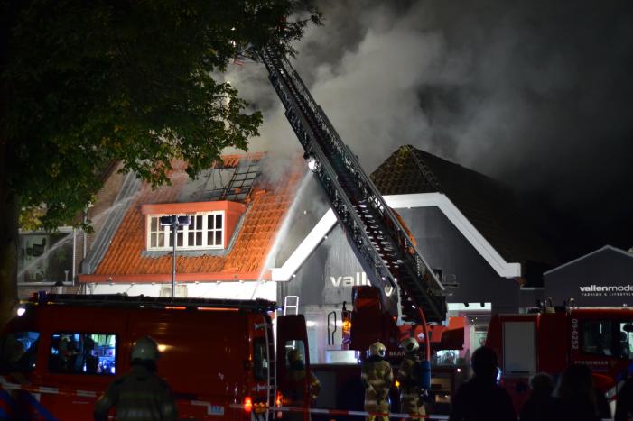 Grote uitslaande brand in cafetaria