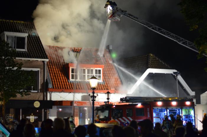 Grote uitslaande brand in cafetaria