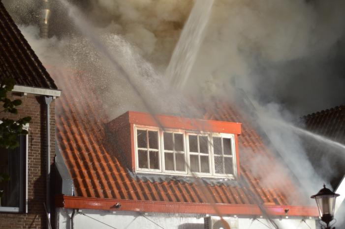 Grote uitslaande brand in cafetaria