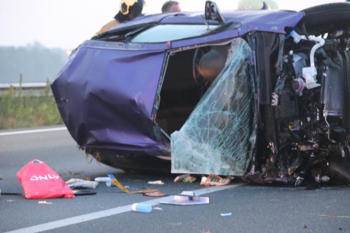 Auto belandt op zijn kant op snelweg