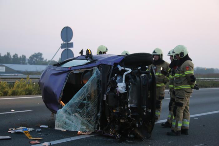 Auto belandt op zijn kant op snelweg
