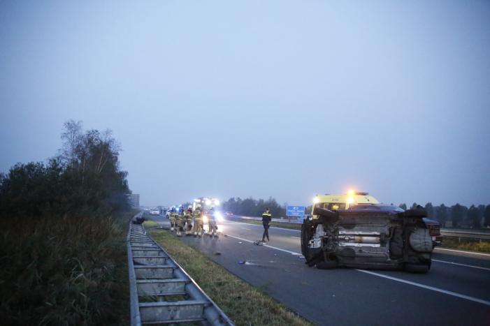 Auto belandt op zijn kant op snelweg