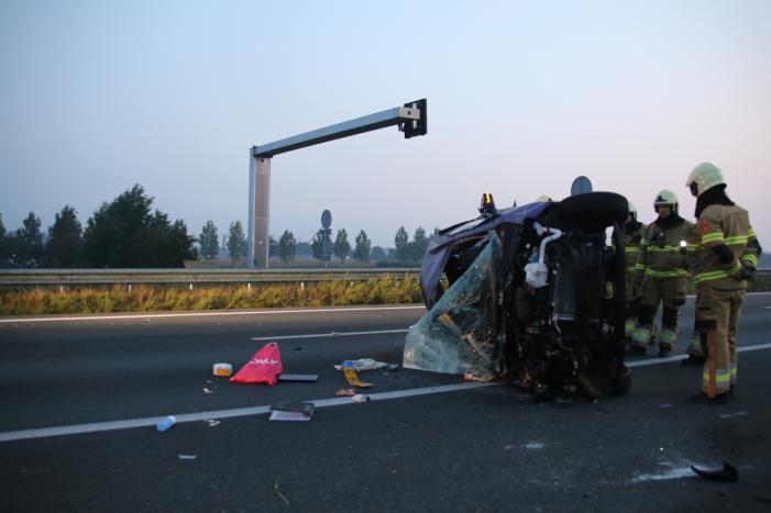 Auto belandt op zijn kant op snelweg