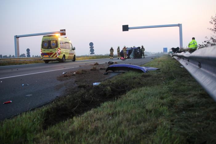 Auto belandt op zijn kant op snelweg