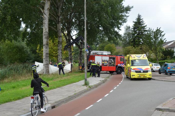 Auto belandt in het water