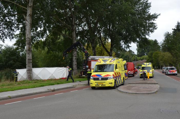 Auto belandt in het water