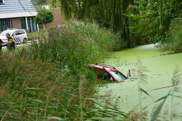 Auto belandt in het water