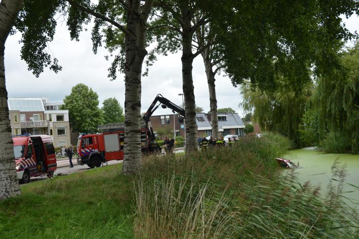Auto belandt in het water
